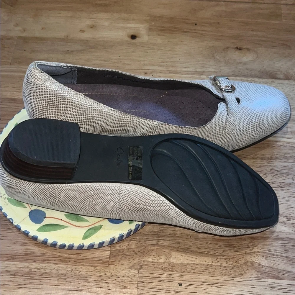 Clarks Women's Cream Textured Leather Ballet Flats with Buckle